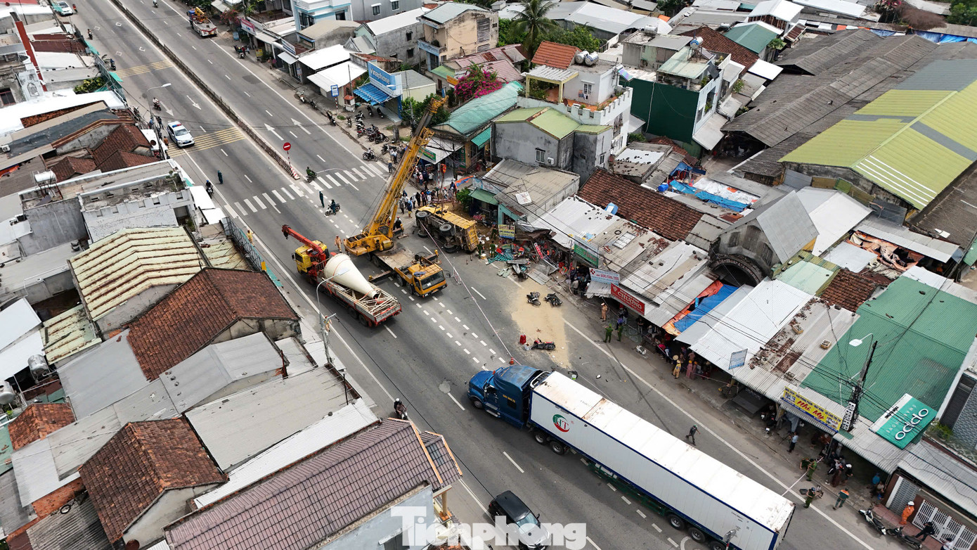 “Khi thấy đông người dân chạy đến ứng cứu thì tôi mới dám chạy ra để hỗ trợ. Trong số này, có một phụ nữ bán tạp hóa bị xe đè vào đôi chân, đầu đập xuống đường chảy máu rất nhiều. Bà con đón xe lại mượn con đội để kê xe lên, kéo người phụ nữ ra ngoài rồi chuyển đi bệnh viện. Cạnh đó, một người phụ nữ khác đã tử vong, nhiều người bị thương, trong đó có trẻ em”, ông V. sống ở gần đó kể lại.