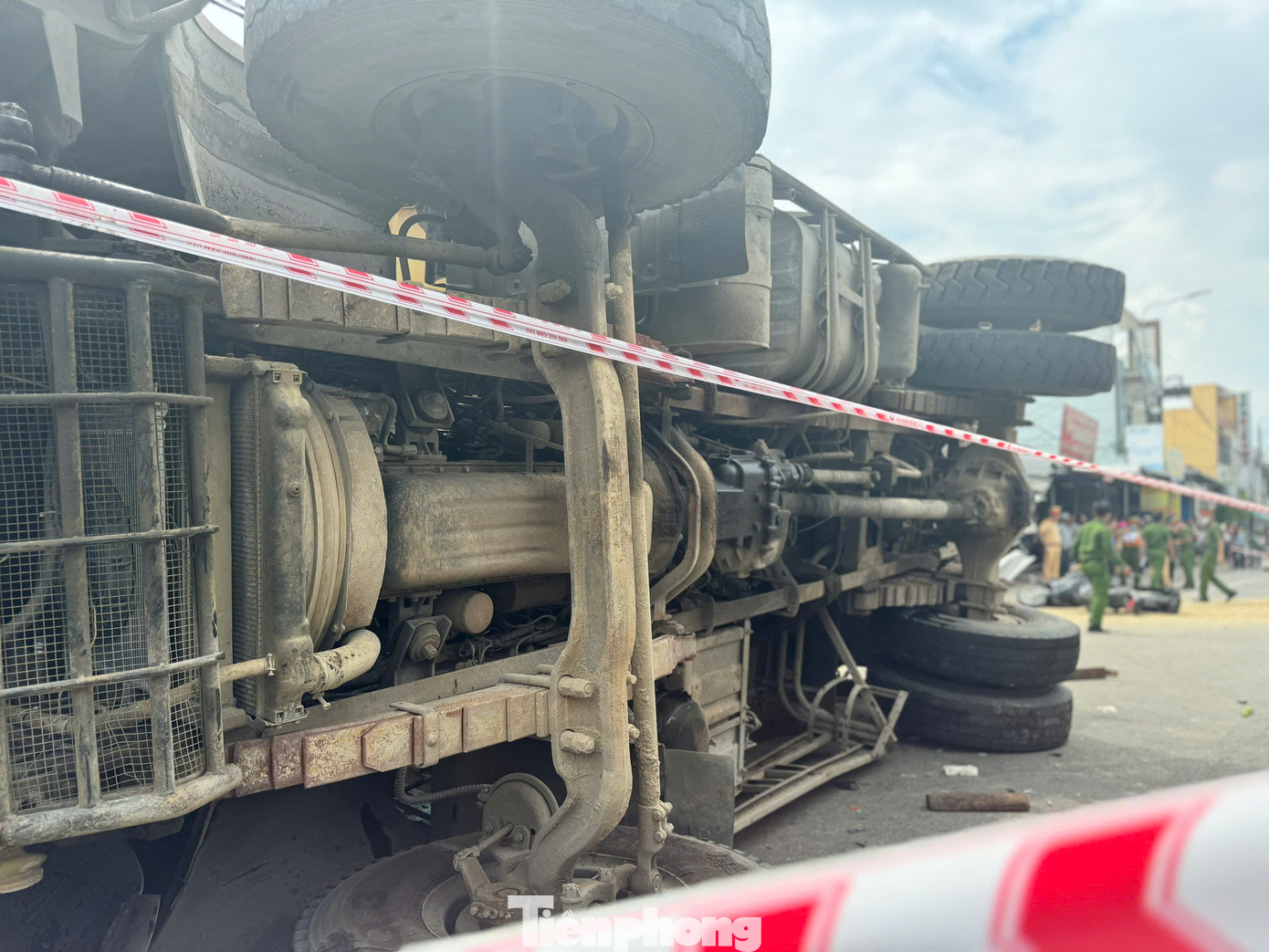 Hậu quả vụ tai nạn khiến nạn nhân T.T.T.T. (SN 1972, trú xã Bình Nguyên, huyện Bình Sơn) đang bán tạp hóa bên đường tử vong tại chỗ. Ảnh: Nguyễn Ngọc