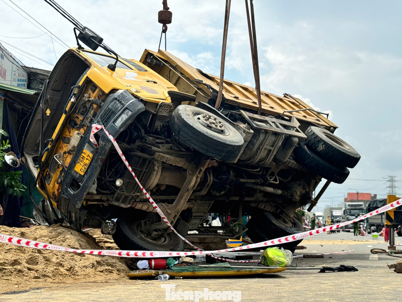 Chiếc xe tải chở cát lật nghiêng. Ảnh: Nguyễn Ngọc