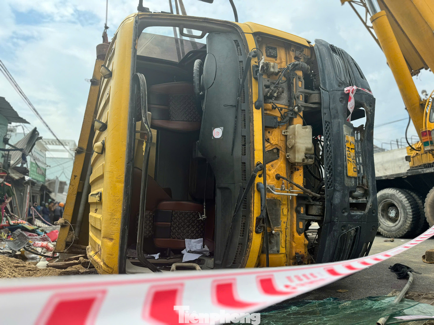 Hậu quả vụ tai nạn khiến nạn nhân T.T.T.T. (SN 1972, trú xã Bình Nguyên, huyện Bình Sơn) đang bán tạp hóa bên đường tử vong tại chỗ. Ảnh: Nguyễn Ngọc