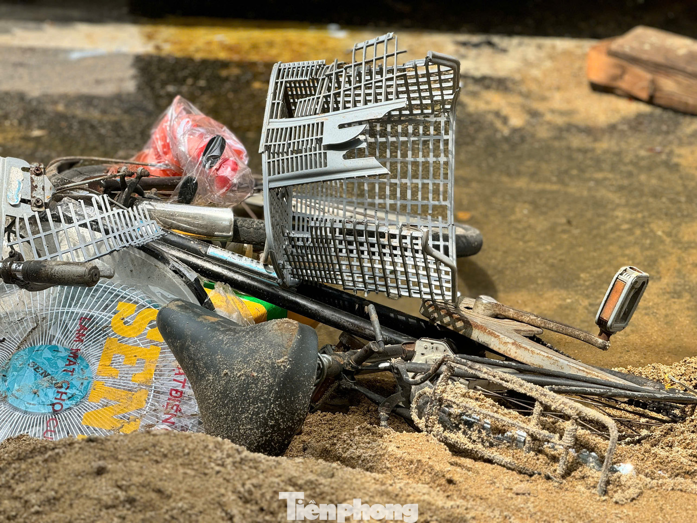 Nhiều vật dụng trong hàng quán bị tông văng, nằm ngổn ngang khắp nơi. Ảnh: Nguyễn Ngọc