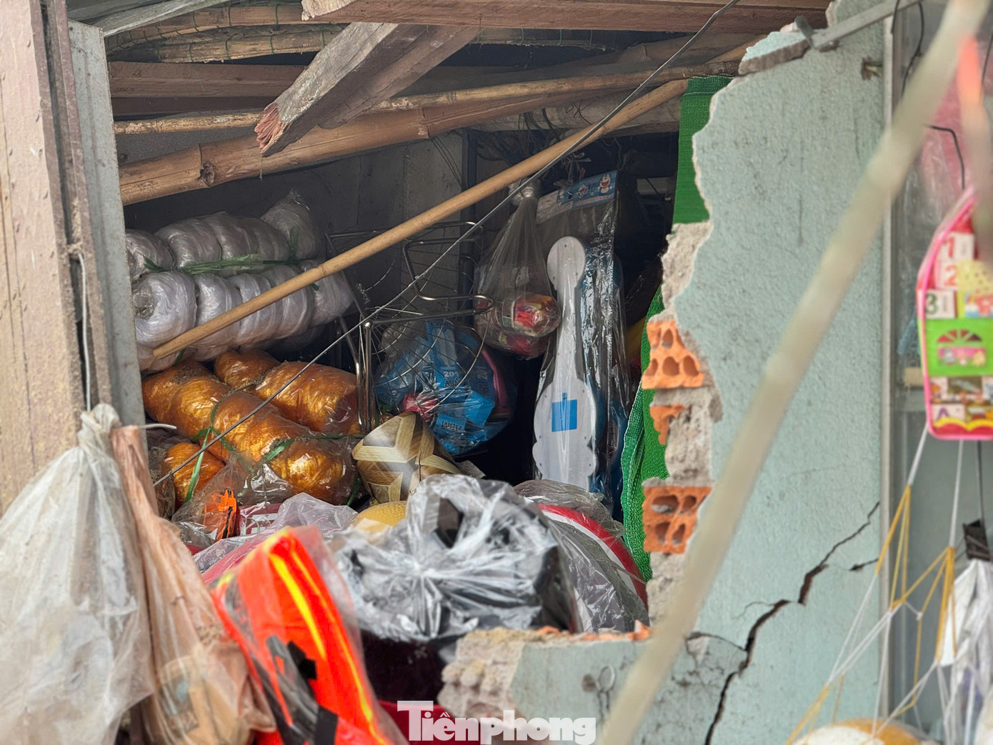 Mái hiên nhà dân bị xe tải kéo văng. Ảnh: Nguyễn Ngọc