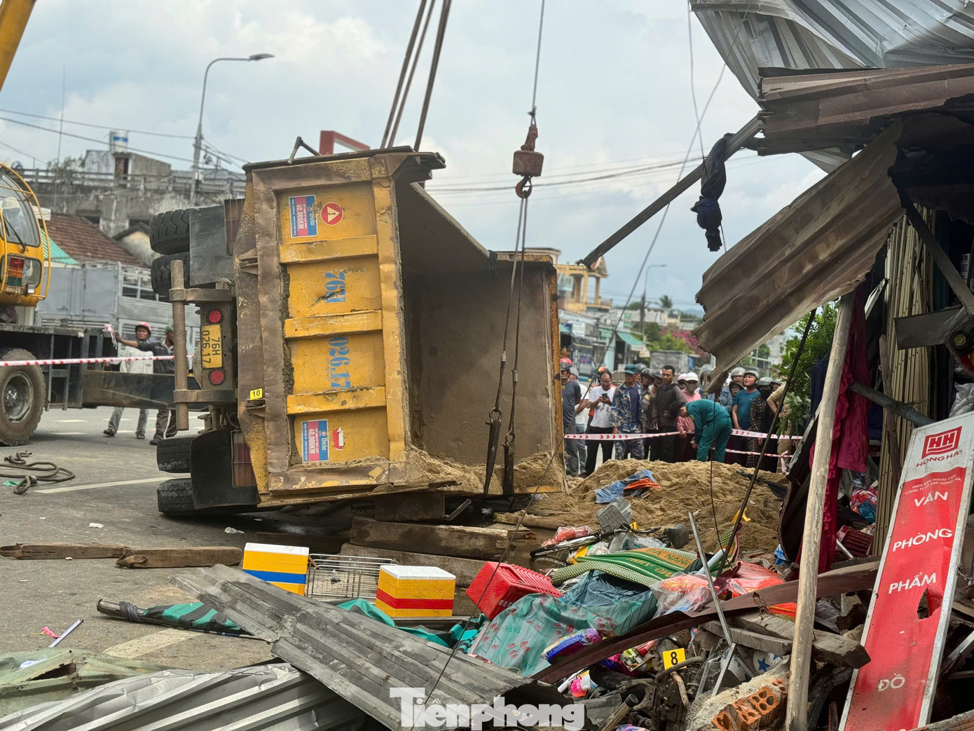 Chiếc xe tải chở cát lật nghiêng. Ảnh: Nguyễn Ngọc