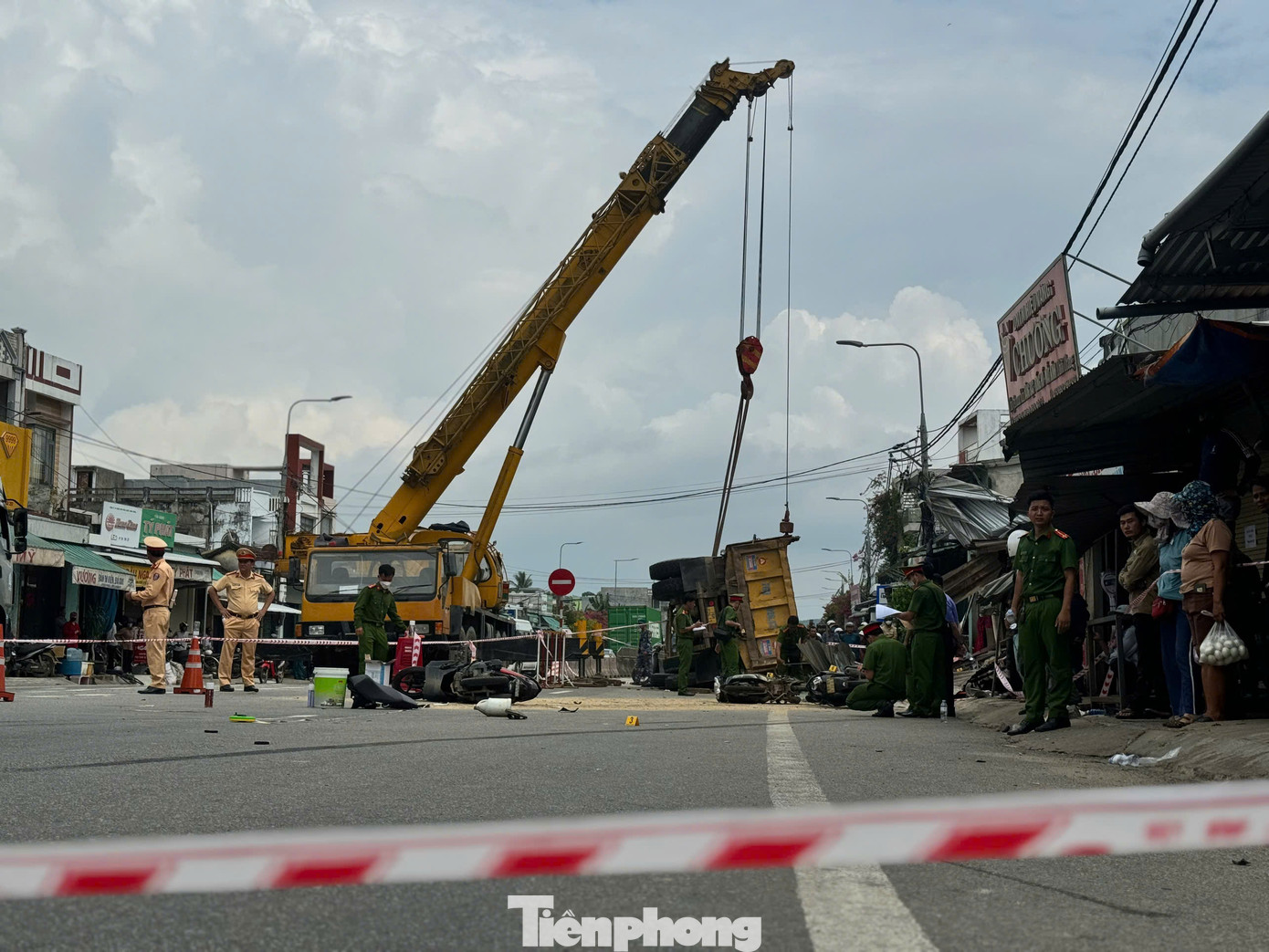 Sau cú va chạm, xe ô tô tải tông vào hàng loạt nhà dân và lật nghiêng. Ảnh: Nguyễn Ngọc