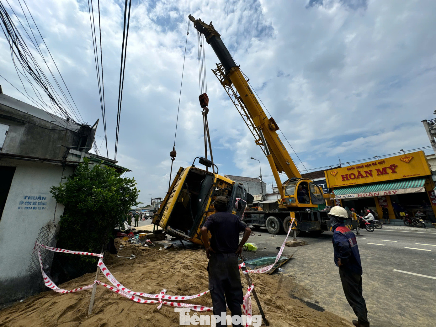 Các xe máy gồm: xe máy mang BKS mang 76C1-863.60 do ông Trần Vinh (52 tuổi, trú xã Bình Nguyên) điều khiển cùng chiều, xe máy mang BKS 81R1-9083 do chị Nguyễn Thị Thảo (36 tuổi, trú xã Bình Chánh, huyện Bình Sơn) điều khiển chở theo con nhỏ là L.T.T. (SN 2021) và xe máy mang BKS 61D1-530.41 (chưa rõ người điều khiển). Ảnh: Nguyễn Ngọc