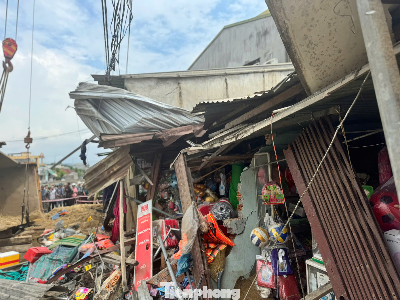 Tại hiện trường, xe tải chở cát ủi bay hàng loạt xe máy và mái hiên nhà dân.