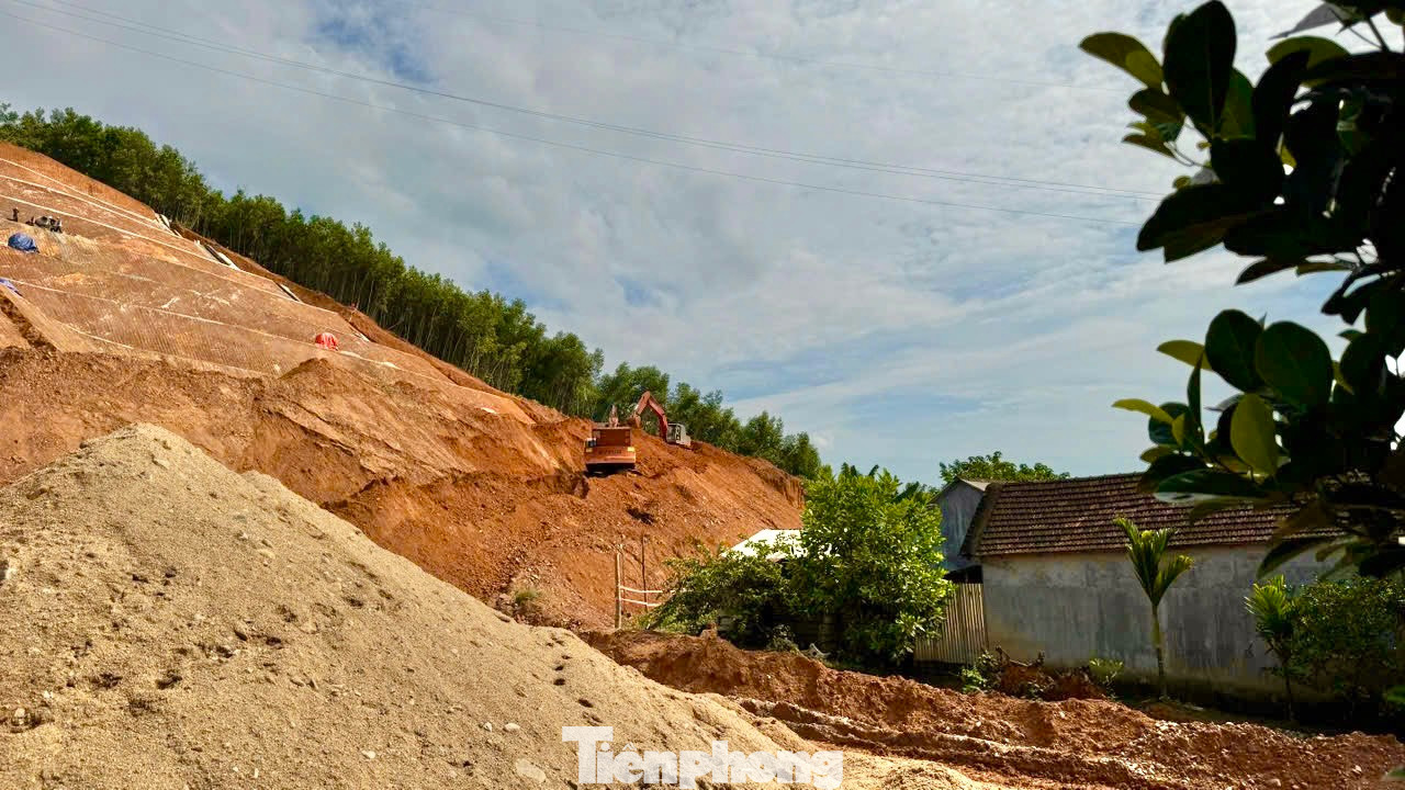 Nhà các hộ dân phía dưới chân núi Van Cà Vãi. Nhà các hộ dân phía dưới chân núi Van Cà Vãi.