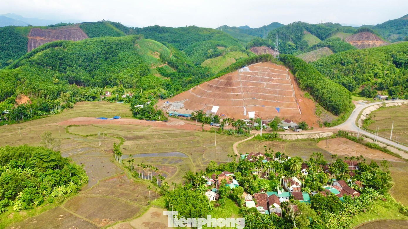 "Bạt núi" để chống sạt lở. "Bạt núi" để chống sạt lở.