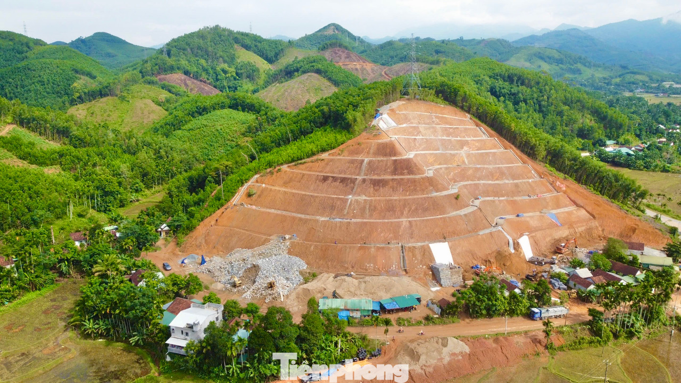 "Bạt núi" để chống sạt lở. "Bạt núi" để chống sạt lở.