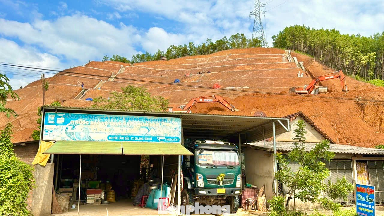 Nhà các hộ dân phía dưới chân núi Van Cà Vãi. Nhà các hộ dân phía dưới chân núi Van Cà Vãi.