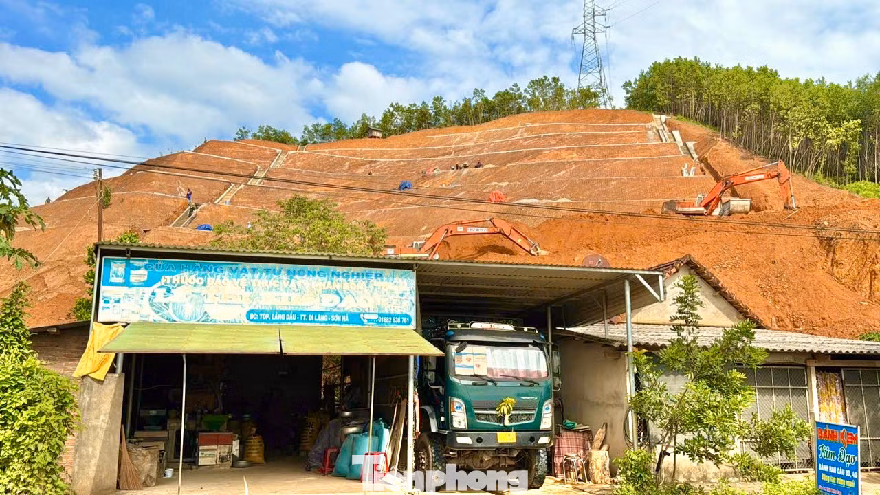 Nhà các hộ dân phía dưới chân núi Van Cà Vãi. Nhà các hộ dân phía dưới chân núi Van Cà Vãi.