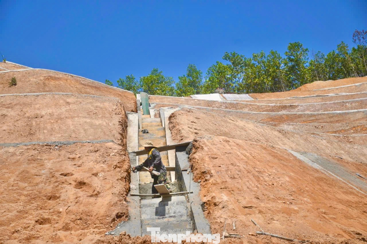 Những rãnh thu nước từ đỉnh xuống chân núi. Những rãnh thu nước từ đỉnh xuống chân núi.