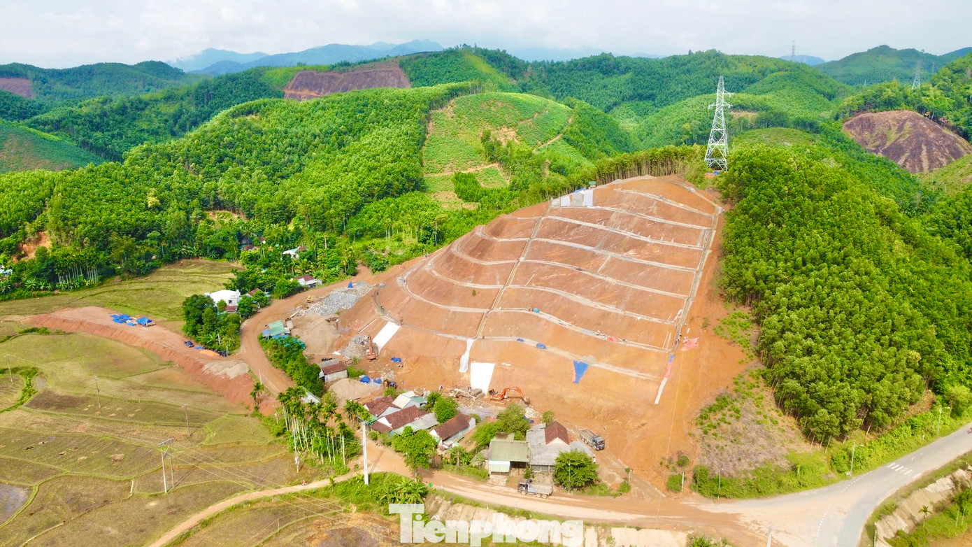 "Bạt núi" để chống sạt lở. "Bạt núi" để chống sạt lở.