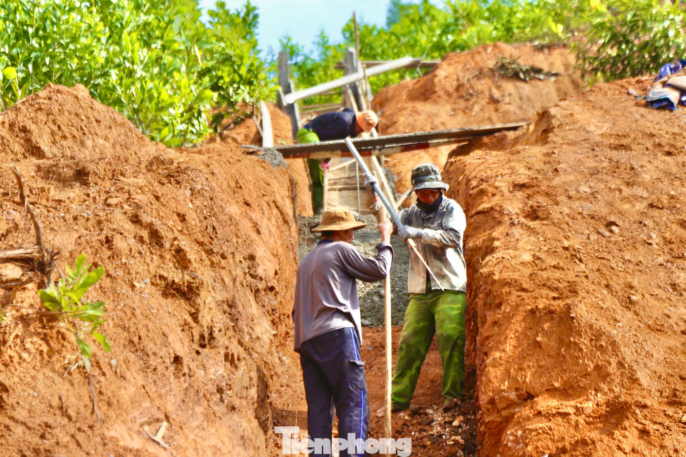 Các công nhân đang thi công. Các công nhân đang thi công.