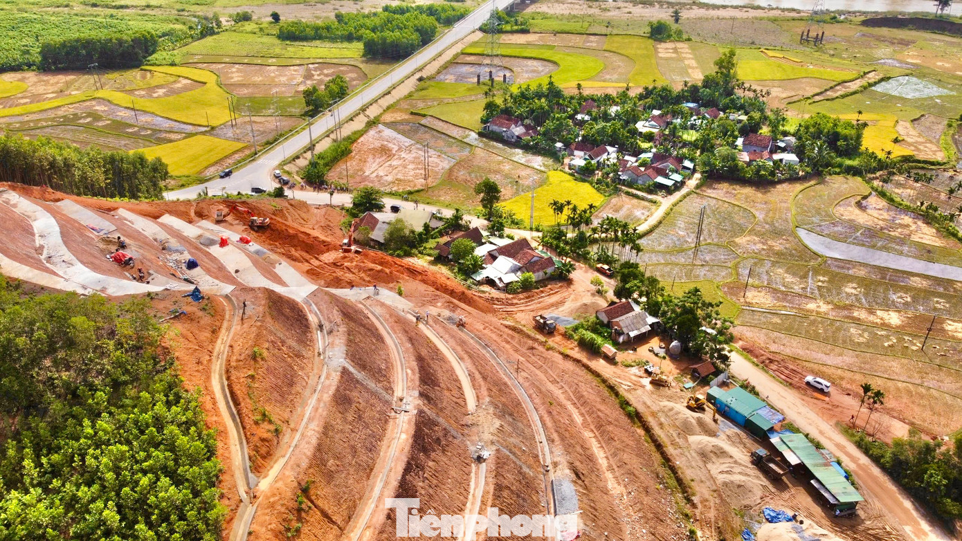 Dù núi Van Cà Vãi đã được chống sạt lở nhưng một số hộ dân dưới chân núi vẫn chưa yên tâm, nhất là khi mùa mưa bão đang đến gần. Dù núi Van Cà Vãi đã được chống sạt lở nhưng một số hộ dân dưới chân núi vẫn chưa yên tâm, nhất là khi mùa mưa bão đang đến gần.