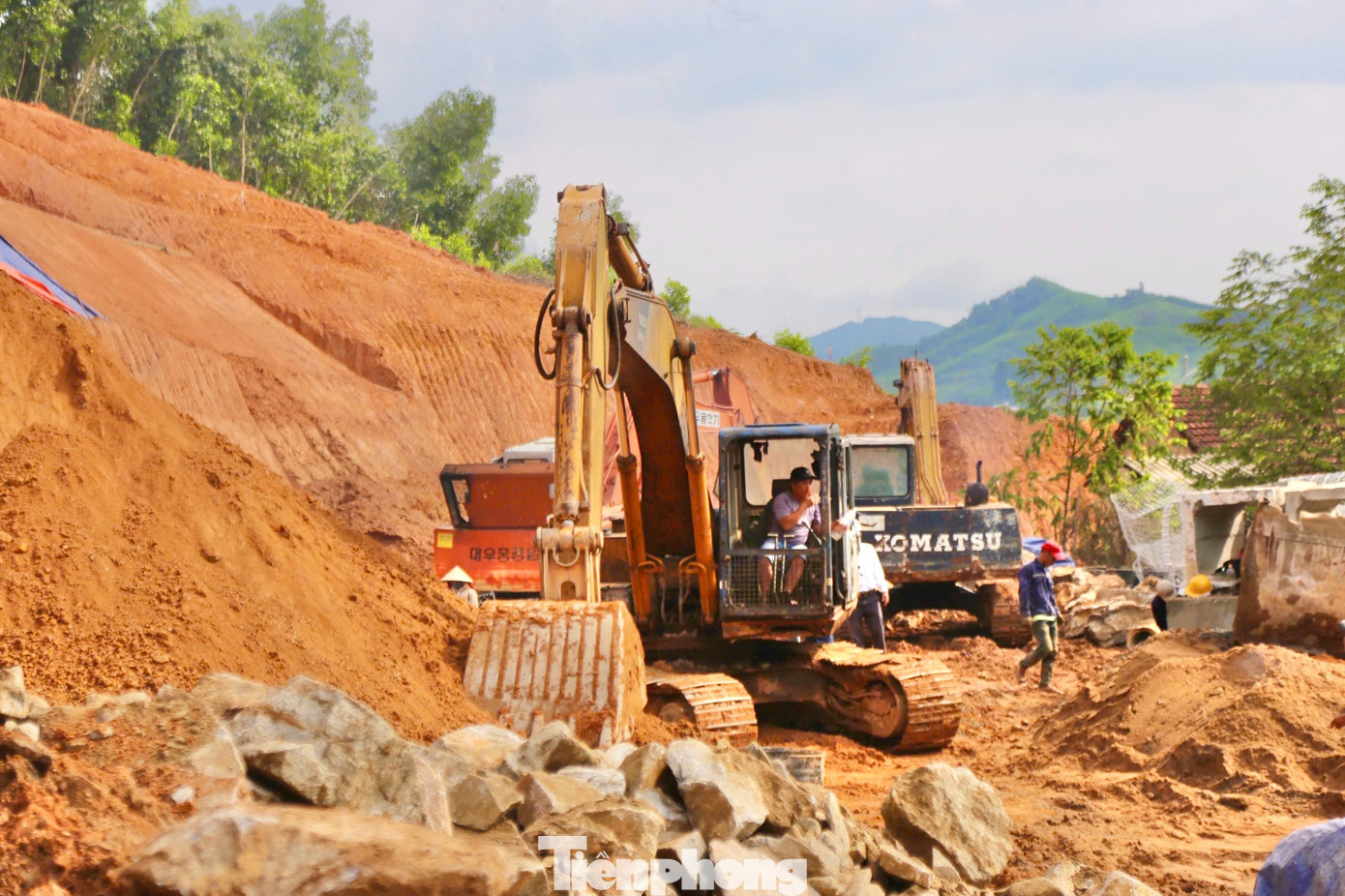 Các công nhân đang thi công. Các công nhân đang thi công.