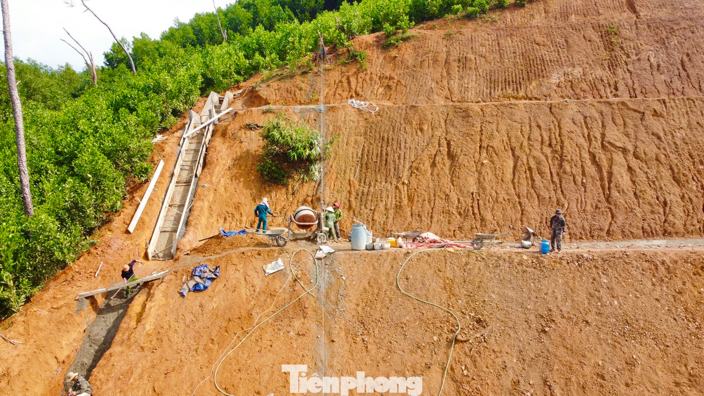 Những rãnh thu nước từ đỉnh xuống chân núi. Những rãnh thu nước từ đỉnh xuống chân núi.
