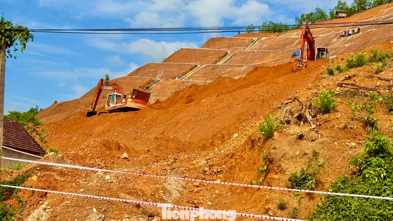 Các công nhân đang thi công. Các công nhân đang thi công.