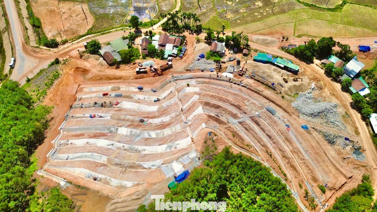 Mái taluy được giật thành 9 cấp. Mái taluy được giật thành 9 cấp.