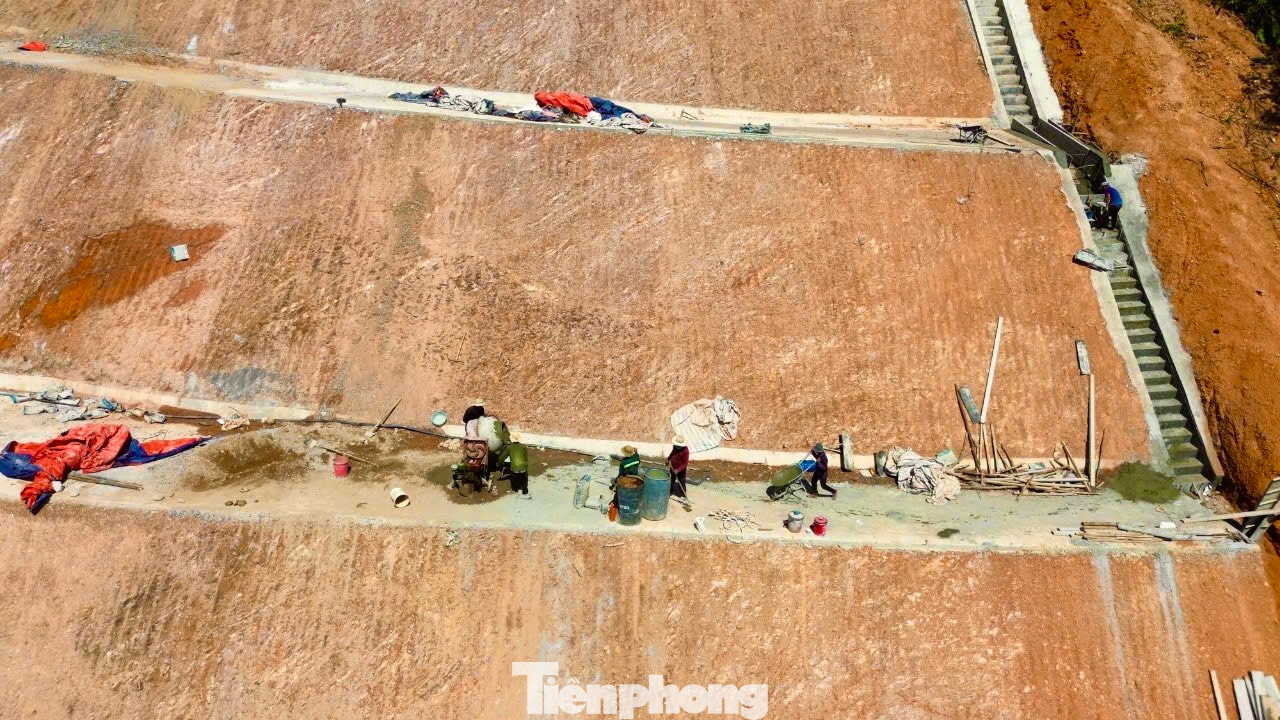 Dù núi Van Cà Vãi đã được chống sạt lở nhưng một số hộ dân dưới chân núi vẫn chưa yên tâm, nhất là khi mùa mưa bão đang đến gần. Dù núi Van Cà Vãi đã được chống sạt lở nhưng một số hộ dân dưới chân núi vẫn chưa yên tâm, nhất là khi mùa mưa bão đang đến gần.