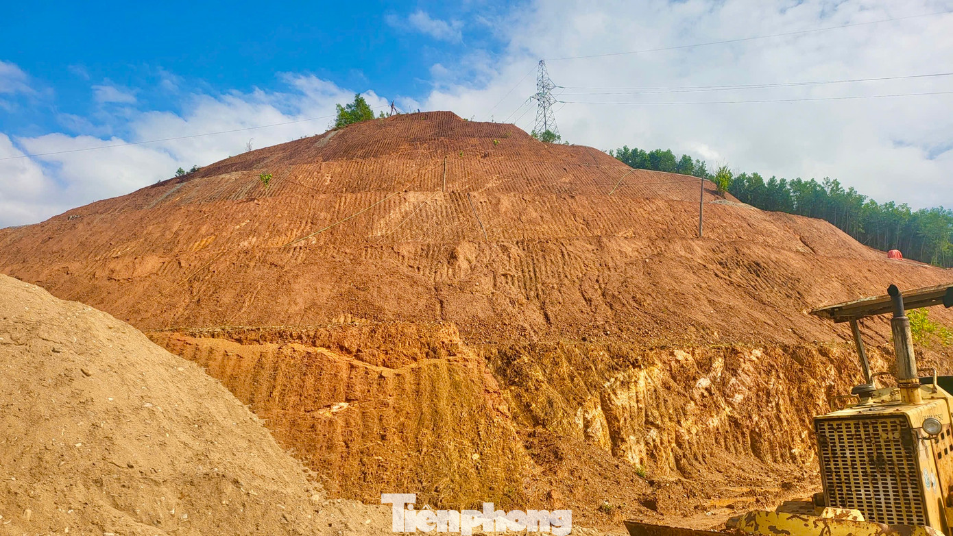 Mái taluy được giật thành 9 cấp. Mái taluy được giật thành 9 cấp.