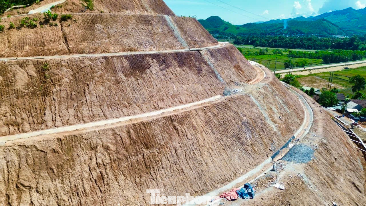 Dù núi Van Cà Vãi đã được chống sạt lở nhưng một số hộ dân dưới chân núi vẫn chưa yên tâm, nhất là khi mùa mưa bão đang đến gần. Dù núi Van Cà Vãi đã được chống sạt lở nhưng một số hộ dân dưới chân núi vẫn chưa yên tâm, nhất là khi mùa mưa bão đang đến gần.