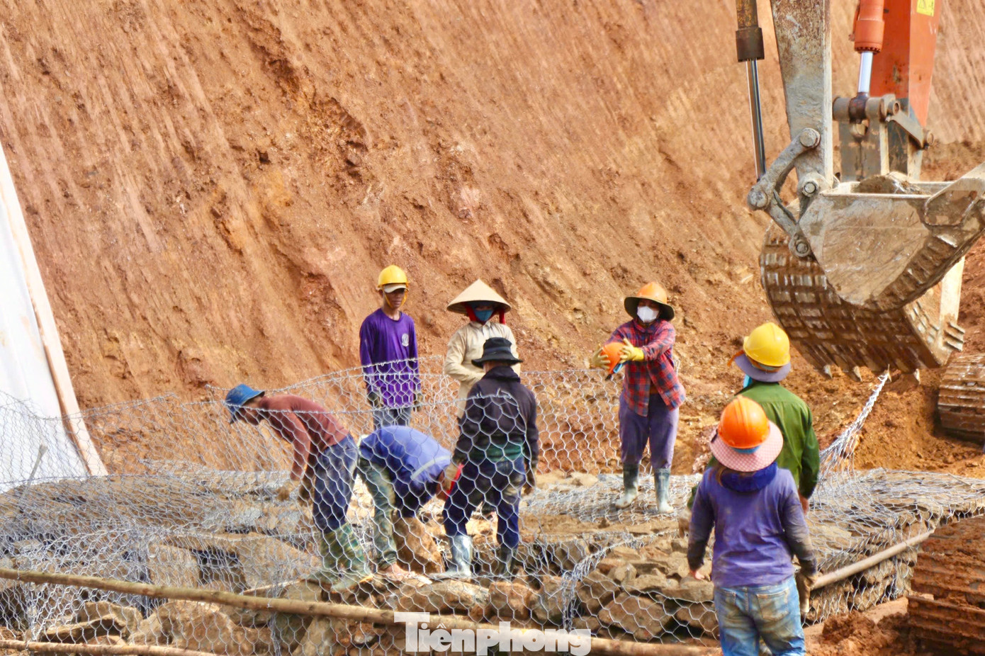 Các công nhân đang thi công. Các công nhân đang thi công.