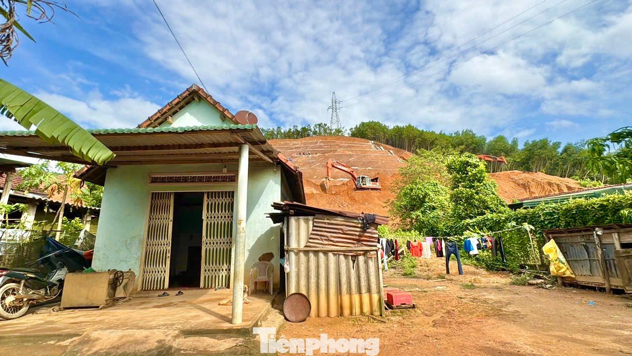 Nhà các hộ dân phía dưới chân núi Van Cà Vãi. Nhà các hộ dân phía dưới chân núi Van Cà Vãi.