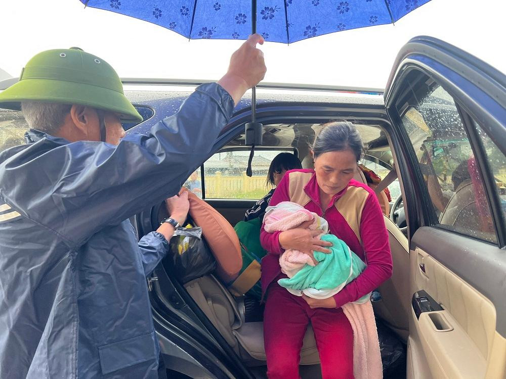 Bão đổ bộ đất liền các tỉnh Thừa Thiên Huế – Quảng Ngãi ảnh 32