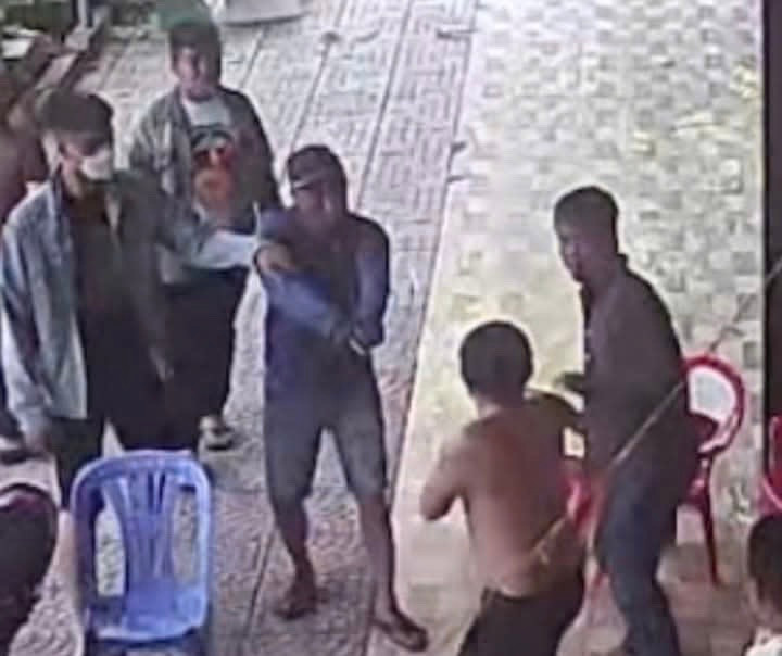 Hiện trường vụ việc (ảnh trên); Tang vật vụ án và nạn nhân (ảnh dưới).