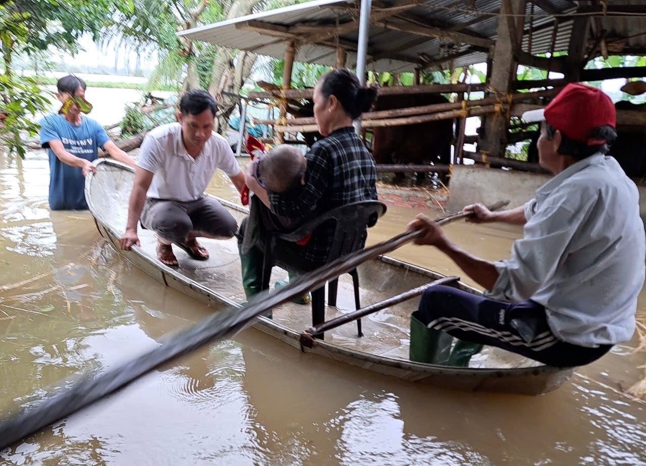 Sơ tán người dân vùng ngập lũ. Sơ tán người dân vùng ngập lũ.