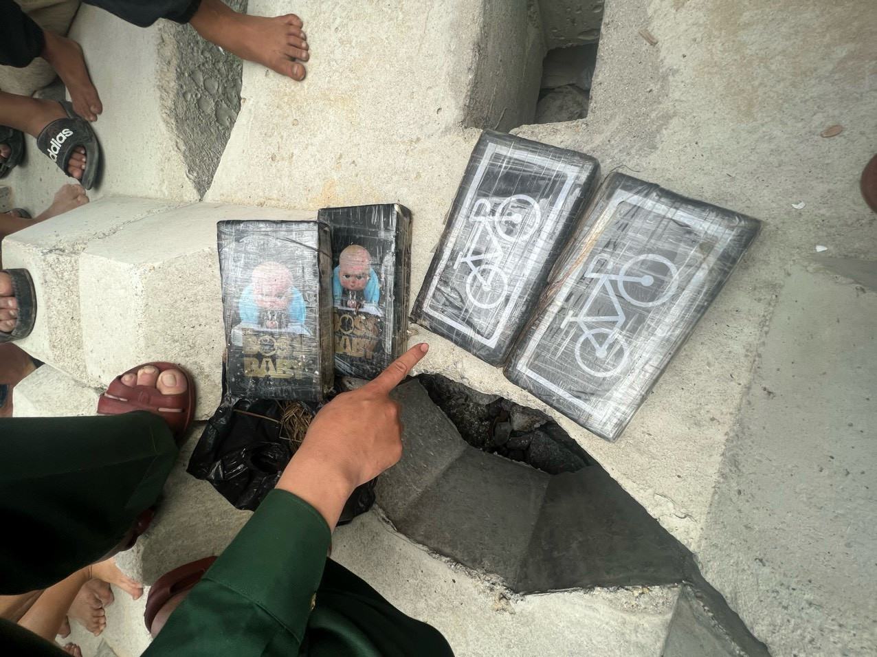 BĐBP Quảng Ngãi thu giữ các gói nghi cocaine.