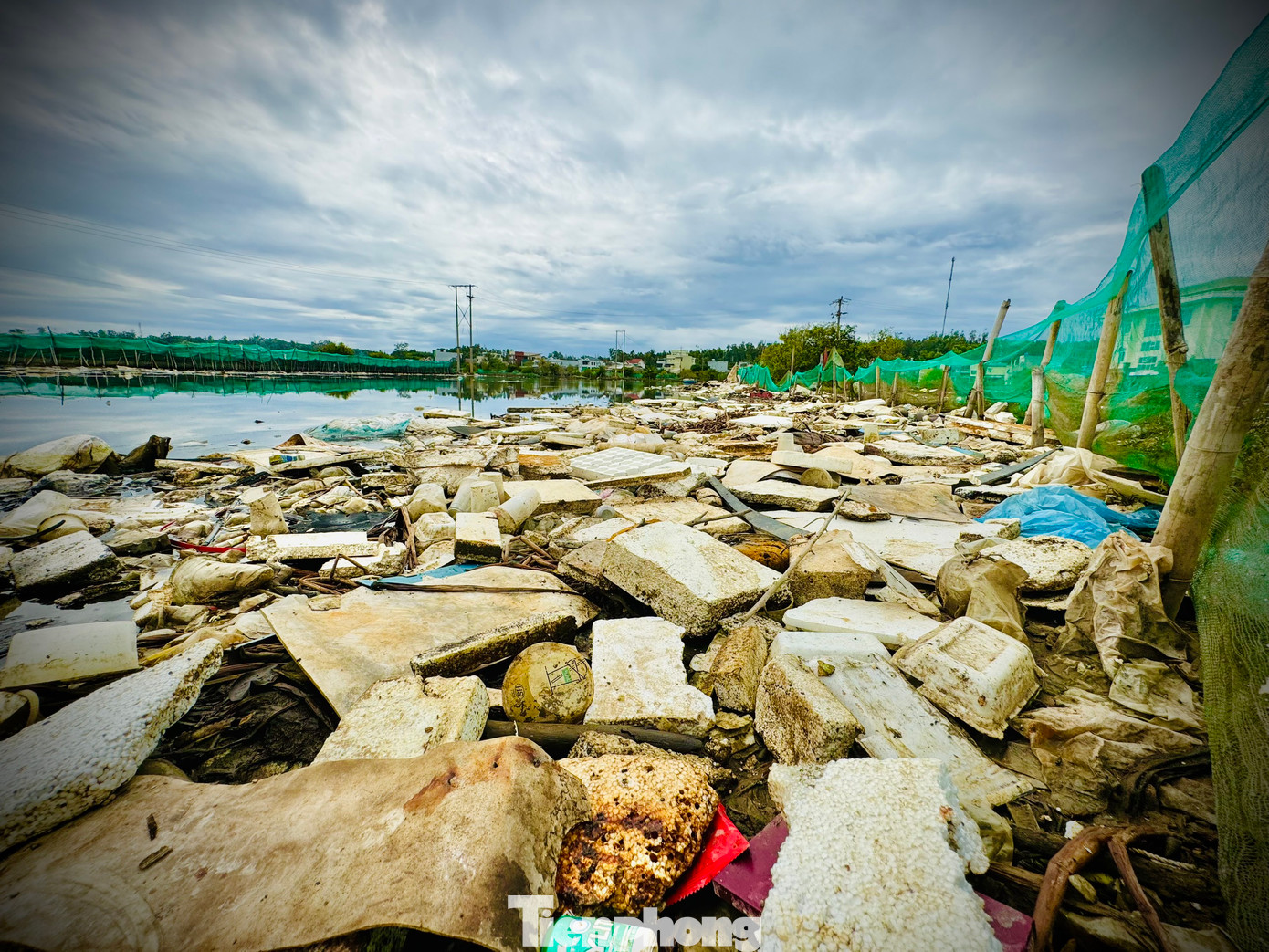 “UBND xã đã nhiều lần huy động các hội, đoàn thể, đoàn viên thanh niên và người dân thu gom, xử lý rác tại khu vực này. Tuy nhiên, chỉ ít ngày sau rác lại tiếp tục trôi dạt vào như cũ. Lượng rác mỗi ngày đổ về đây quá lớn nên chính quyền xã cũng khó giải quyết triệt để”, ông Vương nói thêm.