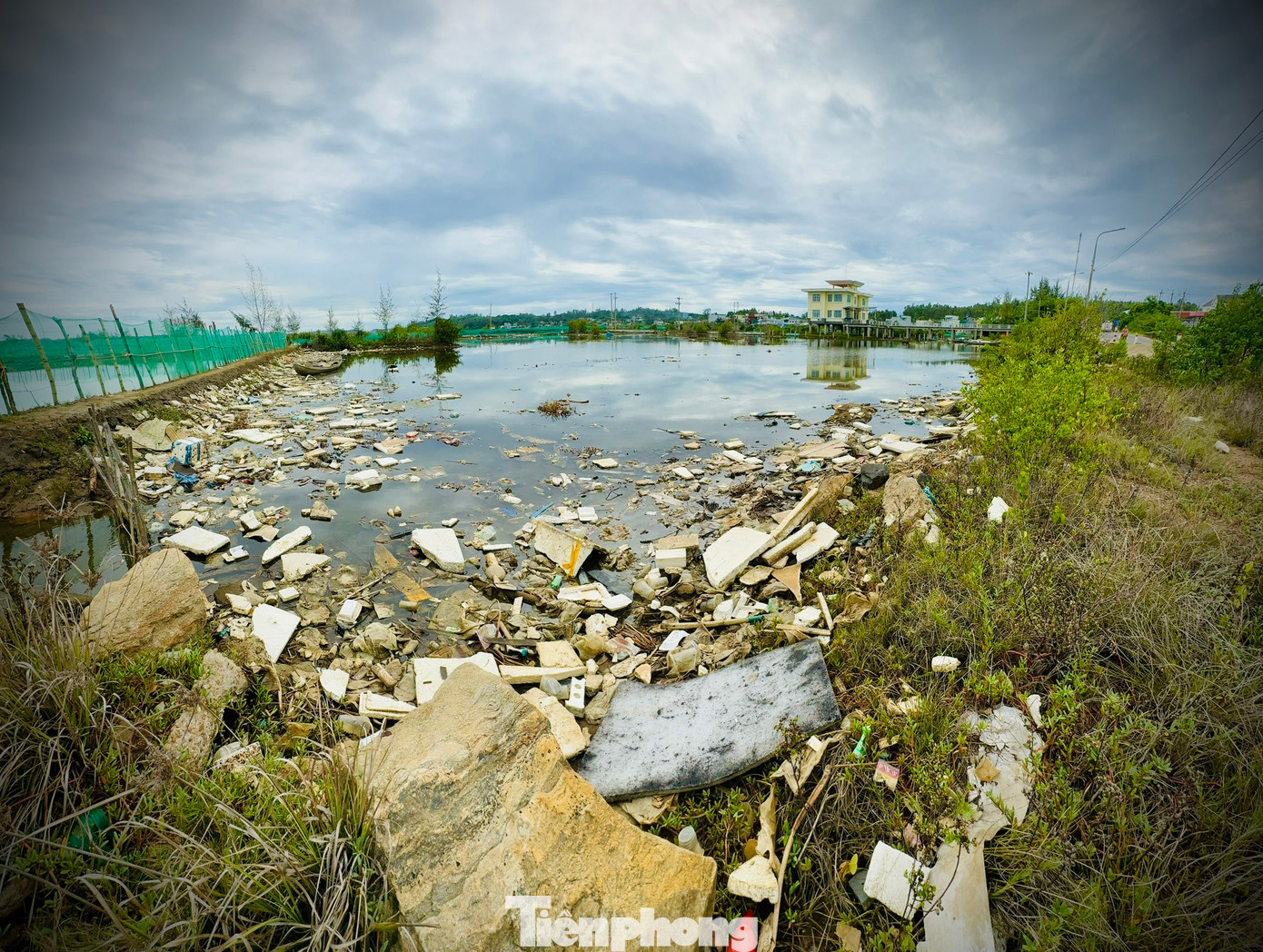 Tình trạng rác thải ùn ứ, gây ô nhiễm môi trường nghiêm trọng trên sông Châu Me Đông (đoạn chảy qua xã Tịnh Hòa, thành phố Quảng Ngãi và xã Bình Châu, huyện Bình Sơn, tỉnh Quảng Ngãi) đã diễn ra suốt nhiều năm qua, trở thành “bài toán” nan giải cho chính quyền địa phương.