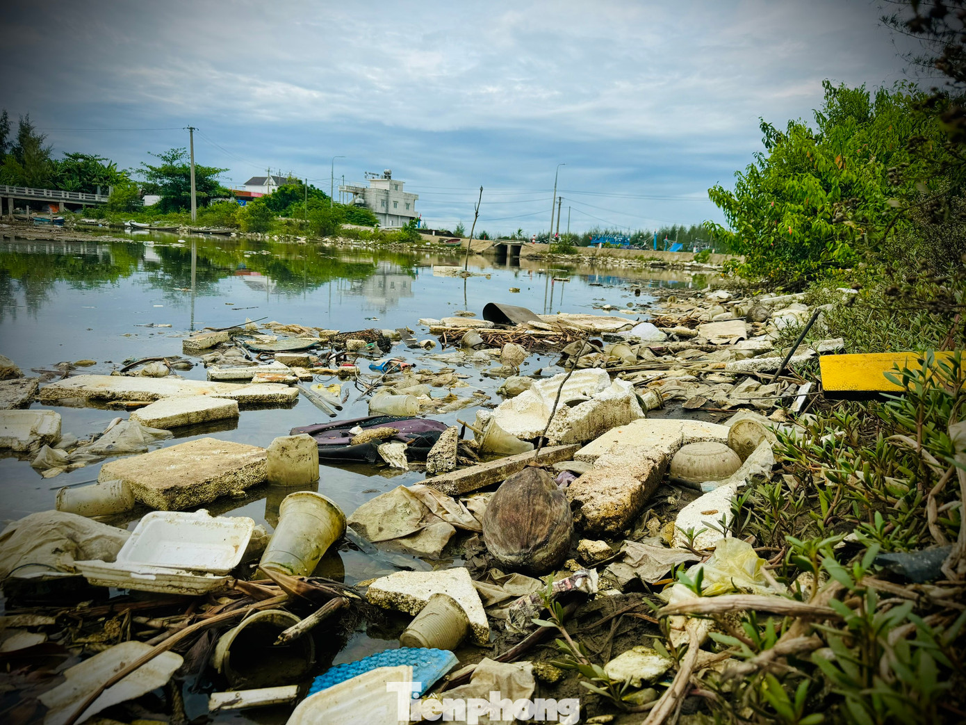 Ông Trần Hùng Mạnh (trú xã Bình Châu) cho biết, mỗi khi thủy triều dâng lên, rác theo con nước tràn vào sông Châu Me Đông, sau đó không thoát ra được nên đọng lại và ngày càng nhiều lên.