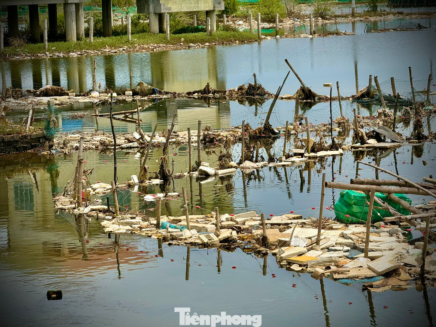 Rác thải dồn ứ, tạo thành mảng lớn trôi nổi bồng bềnh trên sông, gây ô nhiễm nghiêm trọng.