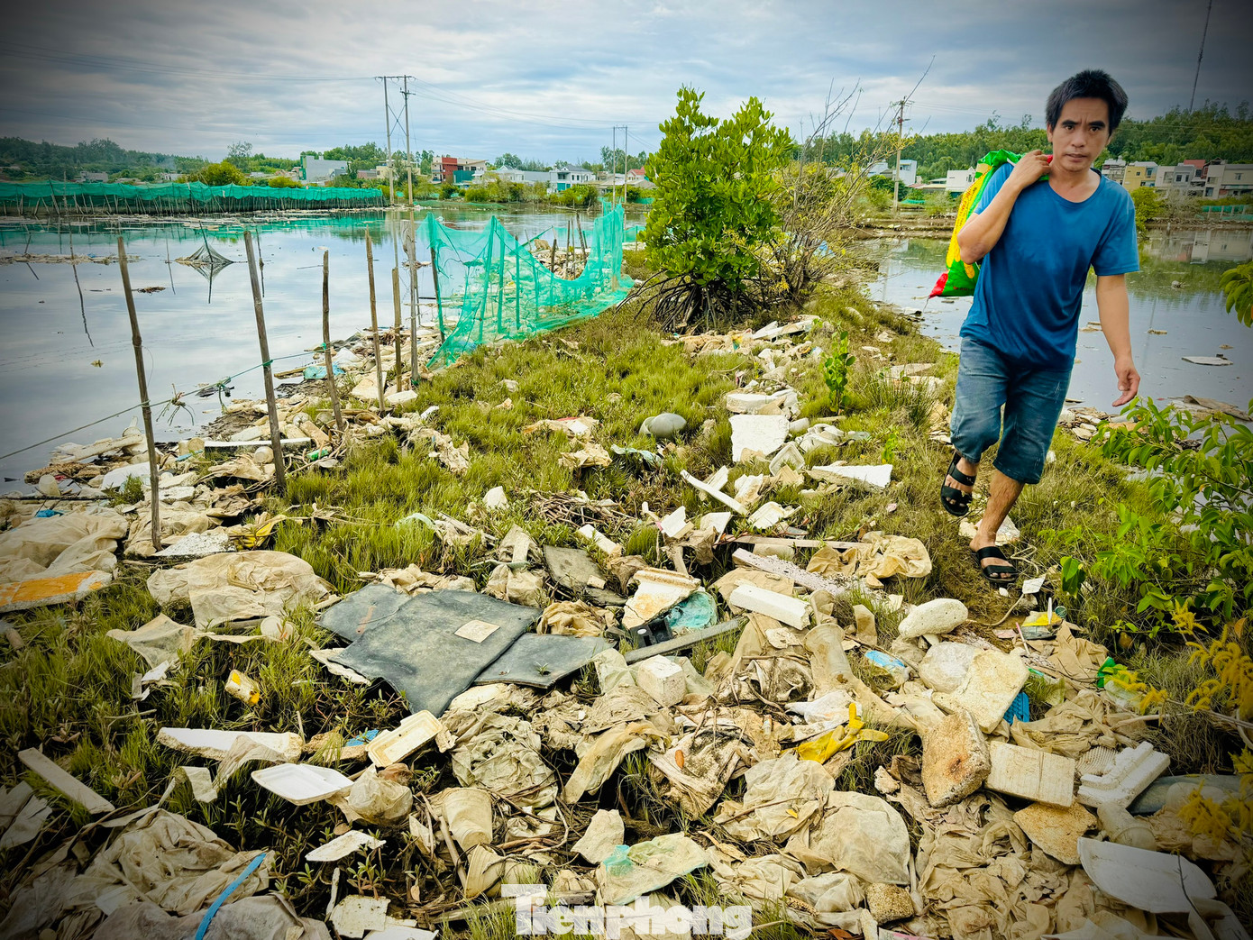 “Dọc theo sông Châu Me Đông là các hồ nuôi tôm của người dân các xã Tịnh Hòa và Bình Châu. Việc rác thải ùn ứ lâu ngày đã gây ô nhiễm nguồn nước, môi trường, gây khó khăn trong việc nuôi trồng thủy sản của người dân”, ông Mạnh nói.