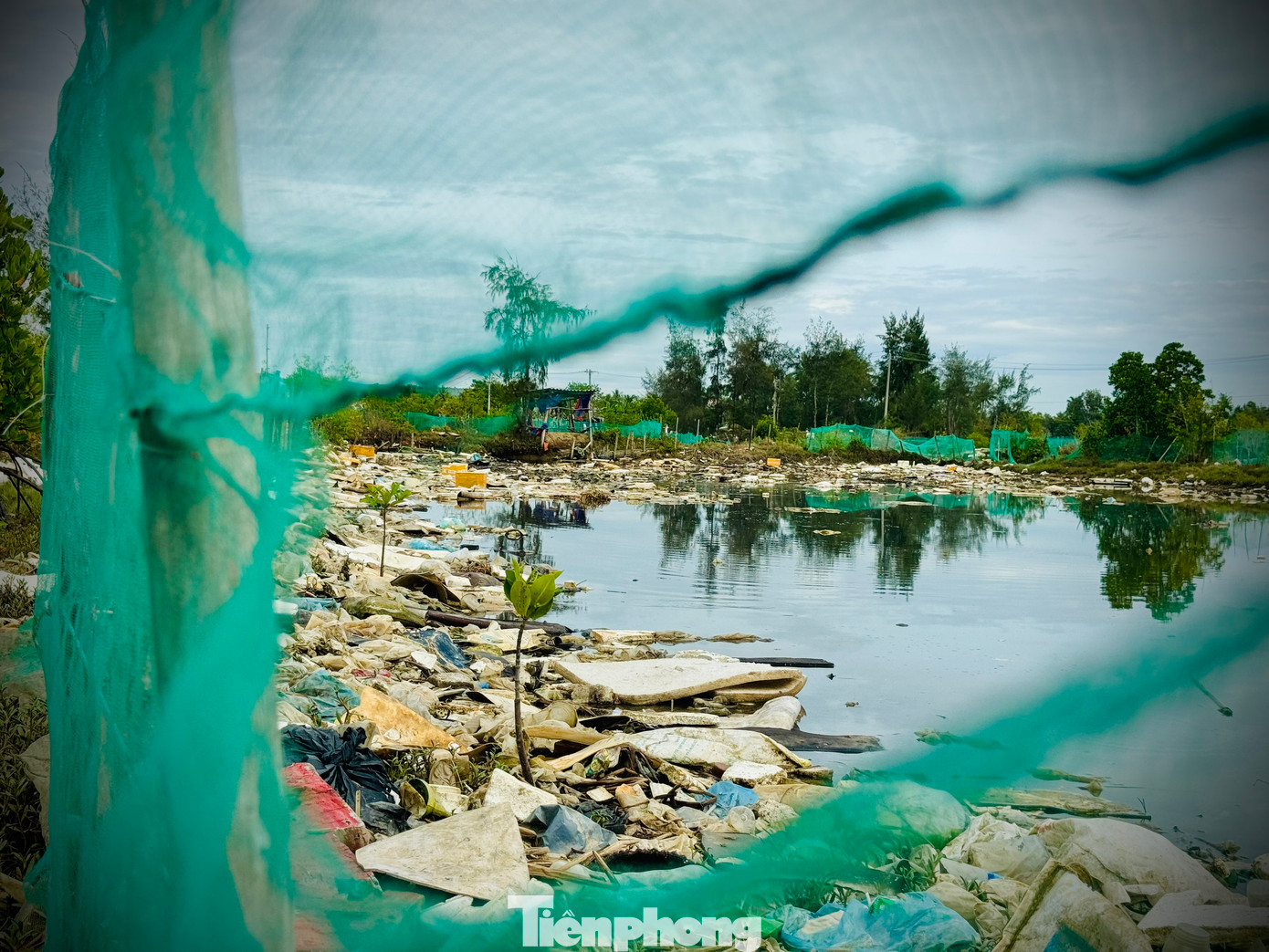 Đặc biệt, khu vực cửa sông Châu Me Đông chảy ra biển là Quốc lộ 24B (đoạn thuộc xã Bình Châu, huyện Bình Sơn) được xem là cửa ngõ cho du khách cũng như người dân đi huyện đảo Lý Sơn. Do đó, việc rác thải ùn ứ ngay tại khu vực cửa sông, bên cạnh Quốc lộ gây mất mỹ quan.