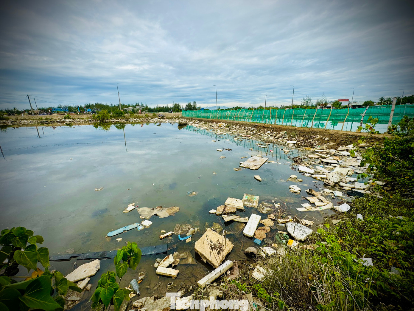 “Dọc theo sông Châu Me Đông là các hồ nuôi tôm của người dân các xã Tịnh Hòa và Bình Châu. Việc rác thải ùn ứ lâu ngày đã gây ô nhiễm nguồn nước, môi trường, gây khó khăn trong việc nuôi trồng thủy sản của người dân”, ông Mạnh nói.