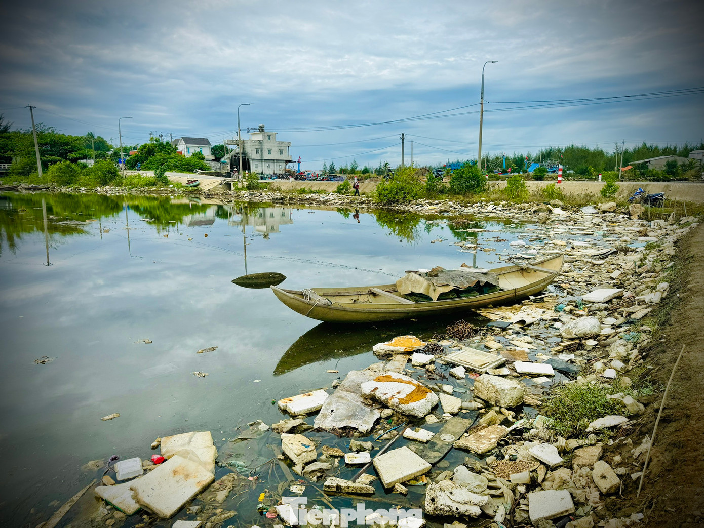 Bà Nguyễn Thị Hương (xã Bình Châu) cho hay, rác ở đây chủ yếu là các loại khó phân hủy, ngày nắng nóng, mùi hôi thối càng khủng khiếp hơn. Mọi người đi mua đồ ở chợ gần đó cũng phải bịt mũi kín mít vì bầu không khí ô nhiễm. Người dân đã nhiều lần phản ánh lên chính quyền địa phương, nhưng vẫn chưa được giải quyết dứt điểm.