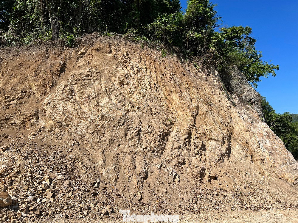 Tuyến đường xuyên rừng bị đào bới với ta luy dương cao cả chục mét.