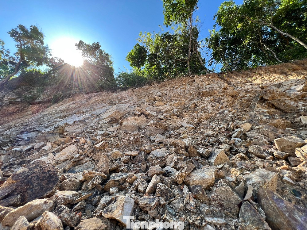 Tuyến đường xuyên rừng bị đào bới với ta luy dương cao cả chục mét.