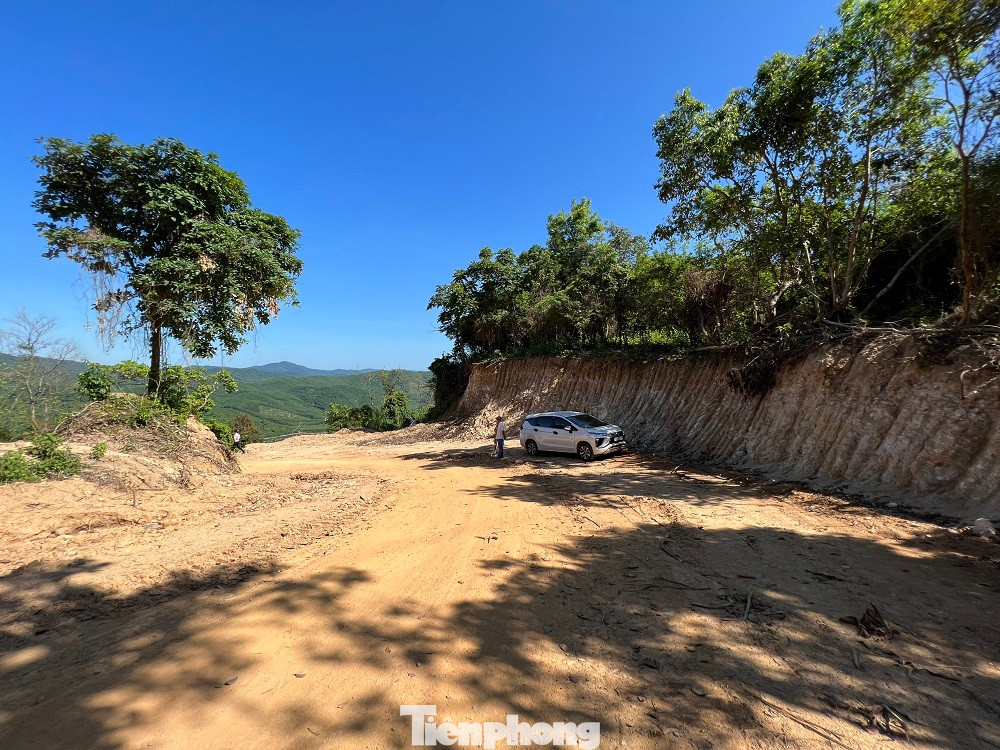 Tuyến đường xuyên rừng bị đào bới với ta luy dương cao cả chục mét.