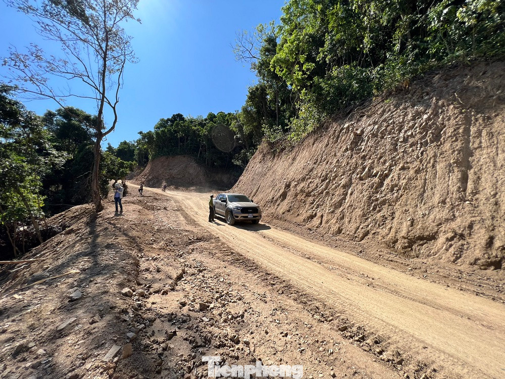 Tuyến đường xuyên rừng bị đào bới với ta luy dương cao cả chục mét.