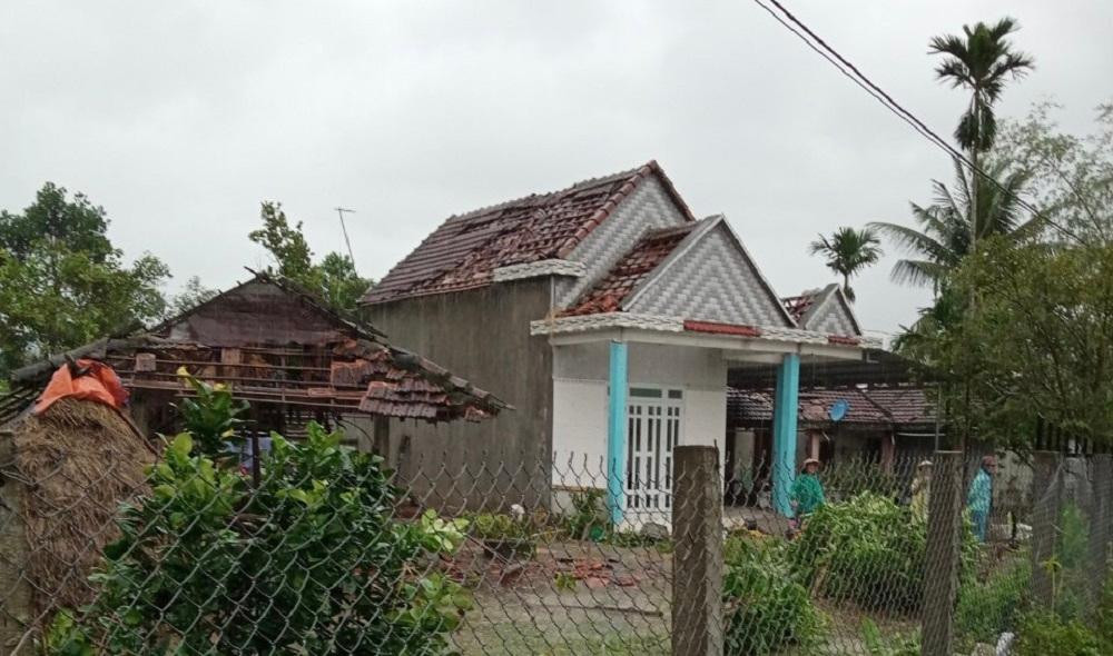 Toàn bộ mái ngói đã bị lốc xoáy tốc bay. Toàn bộ mái ngói đã bị lốc xoáy tốc bay.