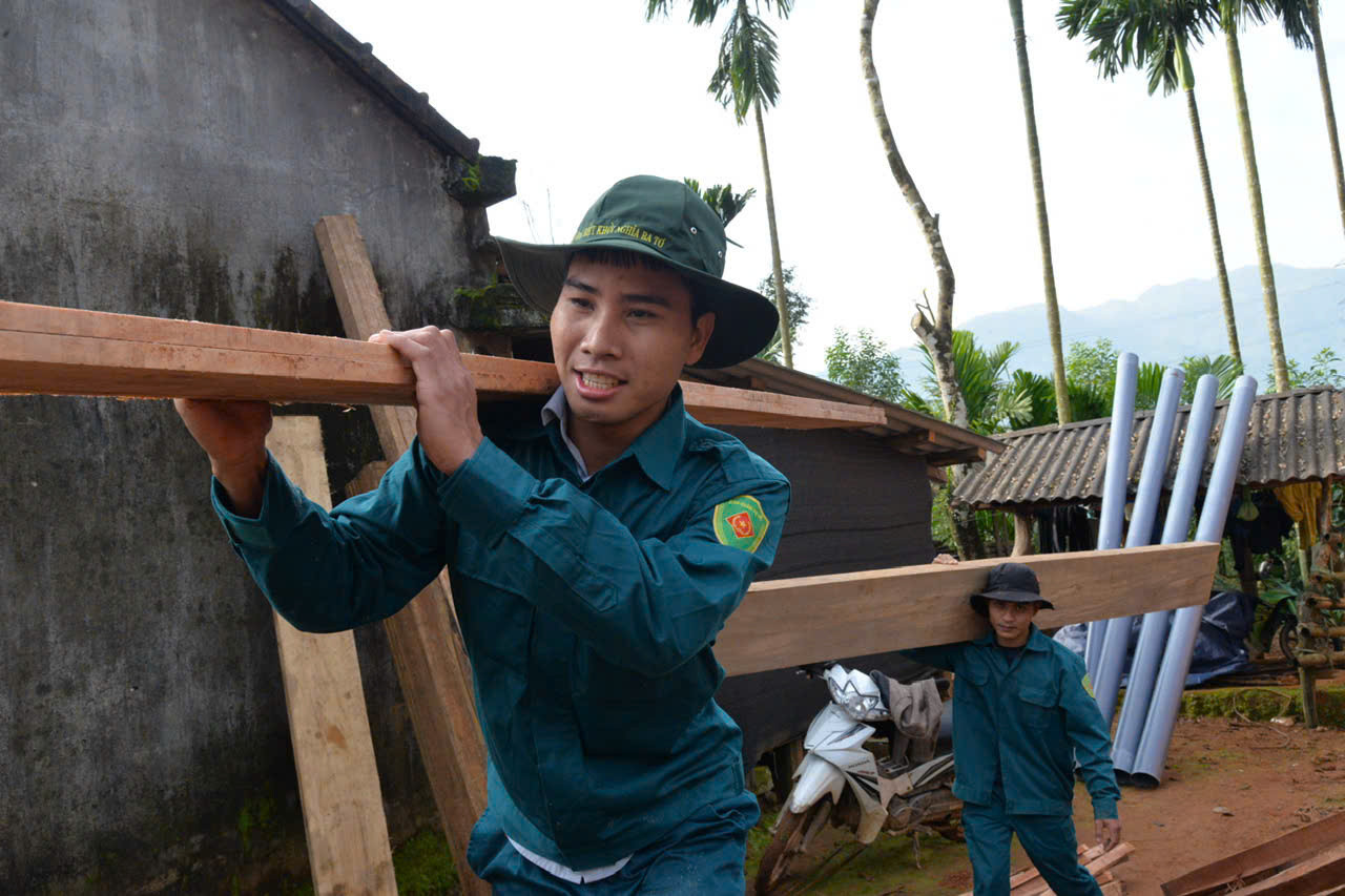 Lực lượng đoàn viên thanh niên, dân quân, công an... đã góp hàng chục nghìn ngày công. Lực lượng đoàn viên thanh niên, dân quân, công an... đã góp hàng chục nghìn ngày công.