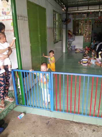 Và những đứa trẻ vịn hàng rào ngóng mẹ