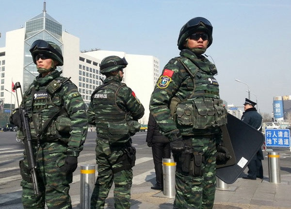 Đặc nhiệm Báo Tuyết (một đơn vị chống khủng bố của Trung Quốc) làm nhiệm vụ trên đường phố Bắc Kinh. Ảnh: China Daily. Đặc nhiệm Báo Tuyết (một đơn vị chống khủng bố của Trung Quốc) làm nhiệm vụ trên đường phố Bắc Kinh. Ảnh: China Daily.