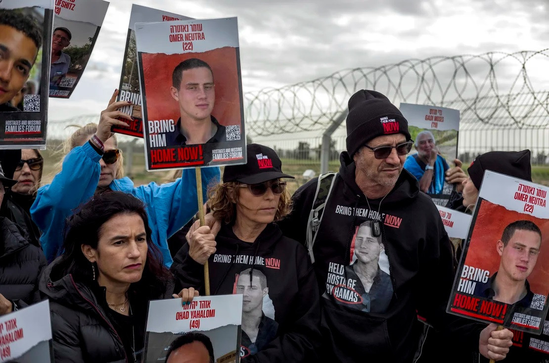 Gia đình của các con tin Israel bị Hamas bắt giữ tham gia cuộc biểu tình ở biên giới Israel-Gaza cuối tuần qua. Ảnh: AP. Gia đình của các con tin Israel bị Hamas bắt giữ tham gia cuộc biểu tình ở biên giới Israel-Gaza cuối tuần qua. Ảnh: AP.
