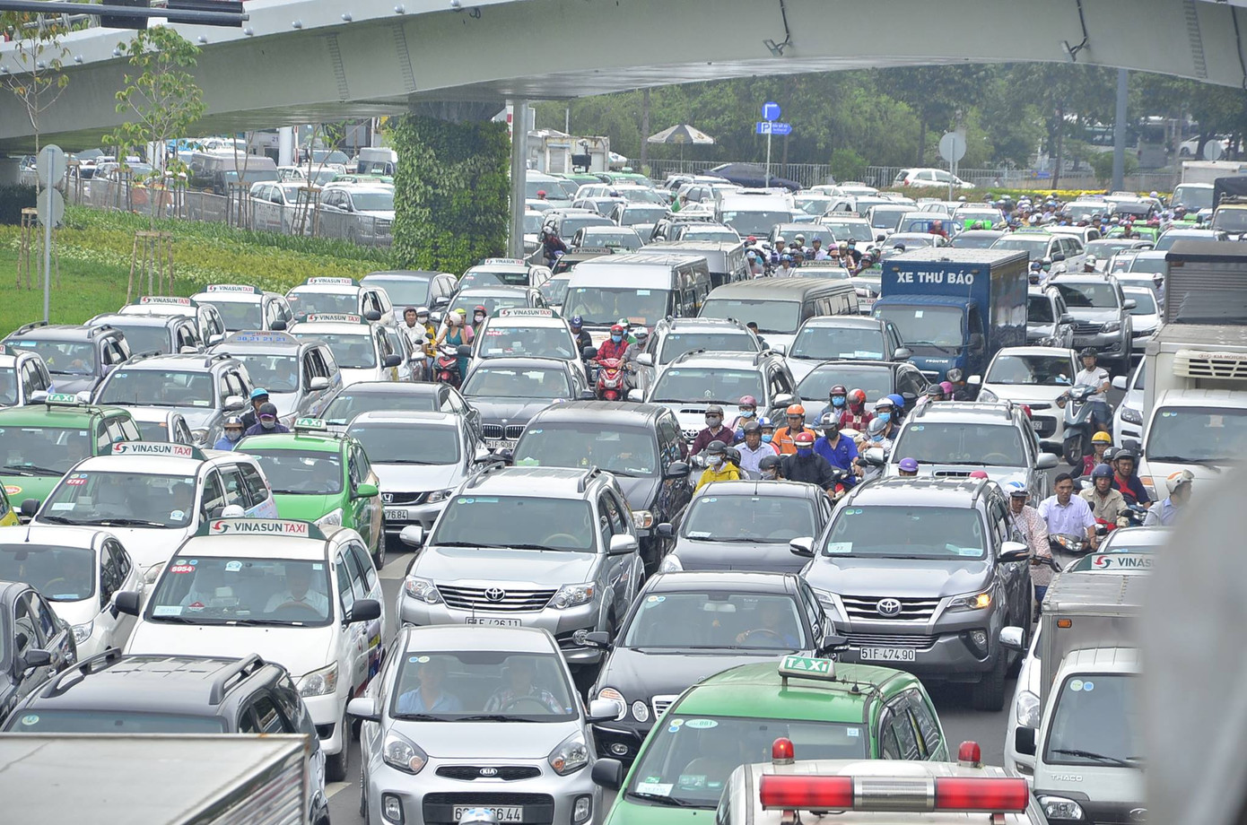 TPHCM tăng kịch trần phí đăng ký ô tô, xe máy ảnh 2